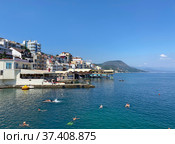 Поселок Утес. На заднем плане гора Кастель, Крым (2021 год). Редакционное фото, фотограф Мария Кылосова / Фотобанк Лори
