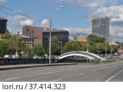Тессинский пешеходный мост через реку Яузу. Берниковская набережная. Таганский район. Город Москва (2012 год). Редакционное фото, фотограф lana1501 / Фотобанк Лори