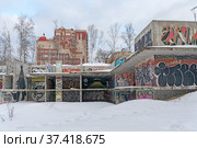 Граффити на развалинах. Место бывшего велотрека на проспекте Мориса Тореза. Санкт-Петербург (2022 год). Редакционное фото, фотограф Румянцева Наталия / Фотобанк Лори