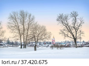 Борисоглебская церковь и деревья, Суздаль (2022 год). Редакционное фото, фотограф Baturina Yuliya / Фотобанк Лори