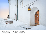 Деревянные двери палат Кремля, Суздаль (2022 год). Редакционное фото, фотограф Baturina Yuliya / Фотобанк Лори