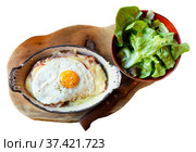 Fresh portion of croute savoyage served with lettuce. Стоковое фото, фотограф Яков Филимонов / Фотобанк Лори