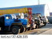 Россия, Тюменская область, Уватский район, Кальчинское месторождение нефти, техника в конце рабочего дня (2006 год). Стоковое фото, фотограф Александр Циликин / Фотобанк Лори