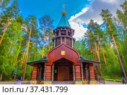 Russia, Yekaterinburg, July 2021: Golden cross on the dome against the blue sky. Temple of St. Seraphim of Sarov in the monastery in honor of the holy royal passion-bearers "Ganina Yama" on a summer sunny day. Редакционное фото, фотограф Акиньшин Владимир / Фотобанк Лори