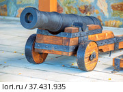 Sverdlovsk Region Verkhnyaya Tura August 2021: vintage bombing cannon artillery gun for shooting on the embankment of the city on a summer sunny day. Редакционное фото, фотограф Акиньшин Владимир / Фотобанк Лори