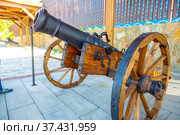 Sverdlovsk Region Verkhnyaya Tura August 2021: vintage bombing cannon artillery gun for shooting on the embankment of the city on a summer sunny day. Редакционное фото, фотограф Акиньшин Владимир / Фотобанк Лори