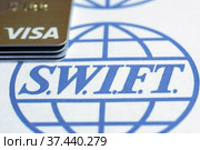 Банковские карты VISA на фоне логотипа SWIFT (2022 год). Редакционное фото, фотограф Гребенев Пётр / Фотобанк Лори