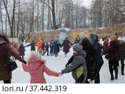 Проводы Масленицы в городе Александрове Владимирской области. Праздничные гуляния на территории музея "Особняк купца Первушина" (2018 год). Редакционное фото, фотограф Елена Орлова / Фотобанк Лори