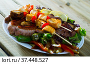 Bulgarian cuisine meshana scara with different grilled meat and vegetables. Стоковое фото, фотограф Яков Филимонов / Фотобанк Лори