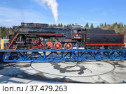 Советский паровоз Л-4429 на разворотном круге октябрьским днем. Рускеала, Карелия (2021 год). Редакционное фото, фотограф Виктор Карасев / Фотобанк Лори