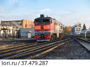 2TЭ116 - советский двухсекционный локомотив на подъездных путях станции Сортавала октябрьским утром. Карелия (2021 год). Редакционное фото, фотограф Виктор Карасев / Фотобанк Лори