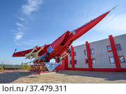 МиГ-25 - советский сверхзвуковой высотный военный самолёт. Выпускался в модификациях истребителя-перехватчика, разведывательного и тактического бомбардировщика. Парк Патриот, Каменск-Шахтинский (2021 год). Редакционное фото, фотограф Виктор Карасев / Фотобанк Лори