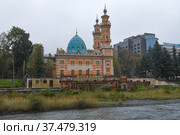 Старая суннитская мечеть (мечеть Мухтарова) в городском пейзаже пасмурным октябрьским днем. Владикавказ, Северная Осетия-Алания (2021 год). Редакционное фото, фотограф Виктор Карасев / Фотобанк Лори