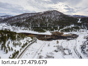 Горный Алтай. Участок добычи золота. Промывка золотоносной породы. Altai mountains. Gold mining site. Gold dredge. Стоковое фото, фотограф Евгений Романов / Фотобанк Лори
