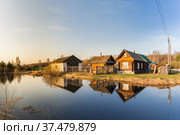 Pond with a small wooden house on the shore (2021 год). Стоковое фото, фотограф Дмитрий Тищенко / Фотобанк Лори