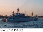Большой десантный корабль «Оленегорский горняк» у Петропавловской крепости в июльских сумерках. День ВМФ в Петербурге (2021 год). Редакционное фото, фотограф Виктор Карасев / Фотобанк Лори