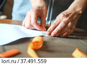 Рабочее место портного. Женщина прикалывает выкройку к ткани. Working process of a dressmaker. Closeup photo of craftsperson's hands. Стоковое фото, фотограф Ekaterina M / Фотобанк Лори