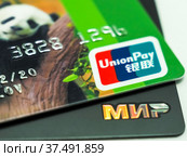 Карта UnionPay на карте "Мир" (2022 год). Редакционное фото, фотограф SevenOne / Фотобанк Лори