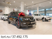 Новые автомобили Nissan в магазине официального дилера. Санкт-Петербург (2019 год). Редакционное фото, фотограф Виктор Карасев / Фотобанк Лори