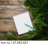 Новогодний фон с чистым листом блокнота и ручкой. Вид сверху. Стоковое фото, фотограф Андрей Пустякин / Фотобанк Лори