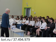 Писатель Владимир Николаевич Крупин на встрече со школьниками (2022 год). Редакционное фото, фотограф Дмитрий Неумоин / Фотобанк Лори