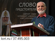 Писатель Владимир Николаевич Крупин. Прозаик, публицист, редактор, педагог на встрече со школьниками. (2022 год). Редакционное фото, фотограф Дмитрий Неумоин / Фотобанк Лори