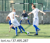 Junior football teams having scrimmage. Стоковое фото, фотограф Яков Филимонов / Фотобанк Лори