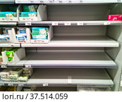 Москва, март 2022. Пустые полки в продуктовом магазине. Временные перебои с поставкой товаров. Редакционное фото, фотограф Мила Демидова / Фотобанк Лори