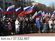 Люди в поддержку 8-летия воссоединения Крыма с Россией на площади в Балашихе (2022 год). Редакционное фото, фотограф Дмитрий Неумоин / Фотобанк Лори