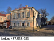 Moscow, Russia, November 10, 2021:  Old hisroric house on territory of Krutitsky courtyard, Krutitsy Patriarchal Metochion  (13th century) Стоковое фото, фотограф Алексей Антипов / Фотобанк Лори