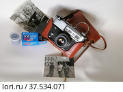Старые фотографии, фотоаппарат, фотопленка (2022 год). Редакционное фото, фотограф Лариса Вишневская / Фотобанк Лори