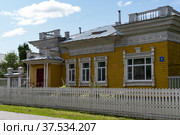 Деревянный жилой дом с резными орнаментами XIX века. Вологда, улица Маяковского, дом 9 (2019 год). Стоковое фото, фотограф Дымов Игорь / Фотобанк Лори