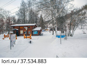 Аллея ко входу в Кунгурскую ледяную пещеру. Филипповка. Пермский край (2022 год). Редакционное фото, фотограф Сергей Афанасьев / Фотобанк Лори