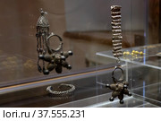 Россия, Рязань: 05.2014. Древнерусские женские украшения домонгольского периода Руси в экспозиции Рязанского историко-архитектурного музея-заповедника. Редакционное фото, фотограф Ольга Шуклина / Фотобанк Лори