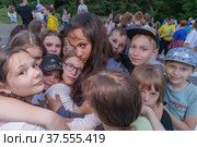 Дети прощаются с лагерем. Ярославская область. Рыбинск, лагерь "Высоковский бор" (2021 год). Редакционное фото, фотограф Юрий Викулин / Фотобанк Лори
