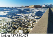 Spring ice drift on the Neva. View from Pirogovskaya embankment. (2022 год). Редакционное фото, фотограф Алексей Маринченко / Фотобанк Лори