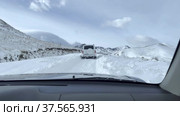The SUV overcomes snow drifts on a mountain road. Road trip to the foot of Elbrus, Kabardino-Balkaria, Caucasus. January 02, 2022. Редакционное видео, видеограф Ярославский Максим / Фотобанк Лори