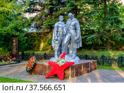 Московская область, Можайск, Сквер Славы, мемориальный комплекс героям ВОВ "Городской некрополь" (2021 год). Редакционное фото, фотограф glokaya_kuzdra / Фотобанк Лори