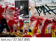 Портрет певца на Стене Виктора Цоя на улице Арбат в центре города Москвы, Россия (2022 год). Редакционное фото, фотограф Николай Винокуров / Фотобанк Лори