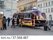 Москва, фудтрак "1-st Food Factory" у метро Третьяковская (2022 год). Редакционное фото, фотограф Dmitry29 / Фотобанк Лори