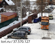 Мусоровоз во дворе жилого дома (2022 год). Редакционное фото, фотограф EgleKa / Фотобанк Лори