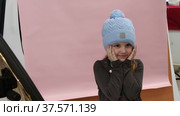 Девочка позирует на фотосессии для фабрики шапок и маркетплейсов. A girl poses at a photo shoot for a hat factory and marketplaces. Редакционное видео, видеограф Мария / Фотобанк Лори