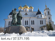 Памятник Кириллу и Мефодию на фоне Успенского собора в Дмитровском кремле. Дмитров, Московская область, Россия (2022 год). Редакционное фото, фотограф Елена Коромыслова / Фотобанк Лори