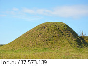 Burial mound- the place, as a legend says, where is the Prophetic Oleg Funeral (2015 год). Стоковое фото, фотограф Алексей Кокоулин / Фотобанк Лори