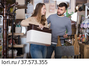 husband and wife searching useful things. Стоковое фото, фотограф Яков Филимонов / Фотобанк Лори