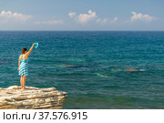 The girl says goodbye to the ships leaving the horizon. Стоковое фото, фотограф Сергей Ляшенко / Фотобанк Лори