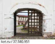 Ancient wooden fretwork gate of fort wall in Kirillov-Belozyrsky monastery, Russia (2010 год). Стоковое фото, фотограф Алексей Антипов / Фотобанк Лори
