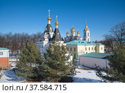 Елизаветинская церковь и Успенский собор в Дмитровском кремле. Дмитров, Московская область, Россия (2022 год). Редакционное фото, фотограф Елена Коромыслова / Фотобанк Лори