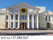 Фасад и главный вход Великолукского драматического театра солнечным июльским днем. Великие Луки (2018 год). Редакционное фото, фотограф Виктор Карасев / Фотобанк Лори