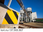 Phosphate fertilizers plant. Loader station. Hopper car train terminal. Loading hopper and belt conveyor transporter. Стоковое фото, фотограф Alexey Rezvykh / Фотобанк Лори
